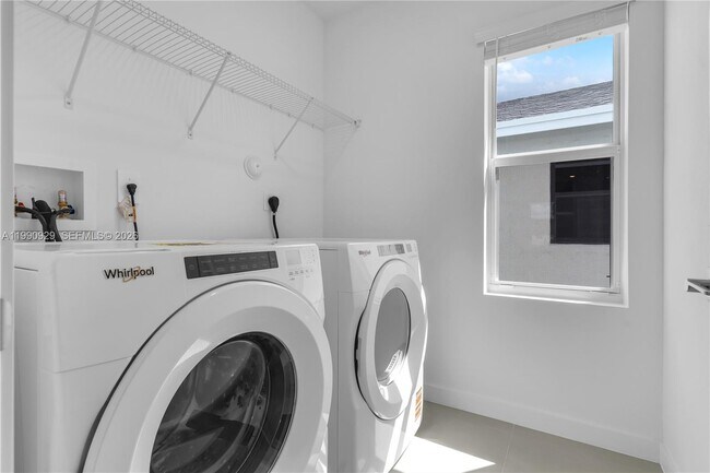 Building Photo - 615 NE 1st Ave