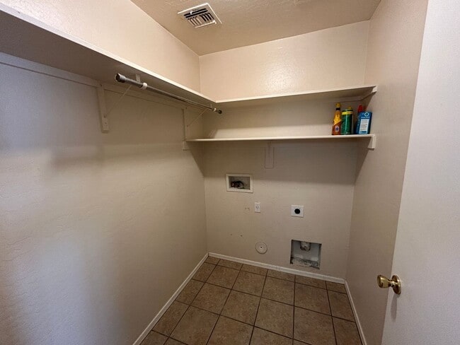 Building Photo - 15446 W Mercer Ln