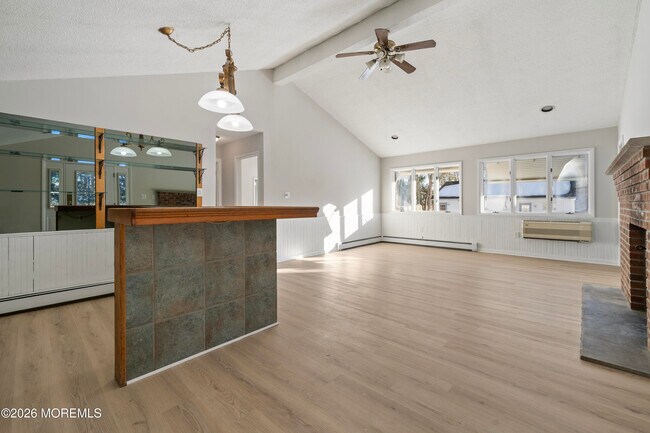 Building Photo - 261 Oak Ave