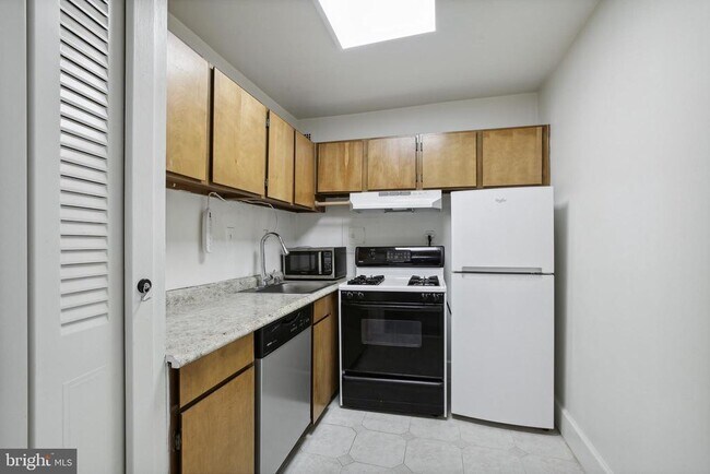 Building Photo - 522 21st St NW