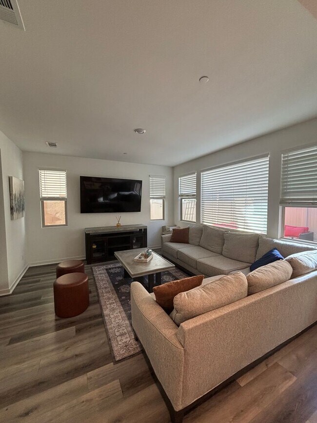 Building Photo - Beautiful Town-Home Bedford Community!