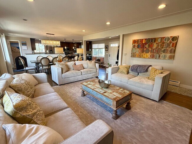Building Photo - Sprawling 6 BR 4 BA Applewood Paradise - Live in Luxury with this Entertainer's Dream!