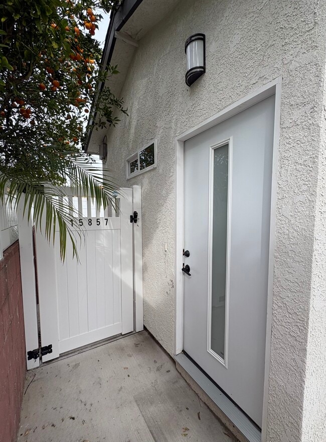 Building Photo - 15857 Stare St