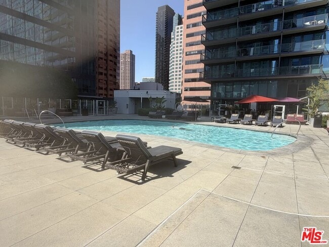 Building Photo - 901 Flower St