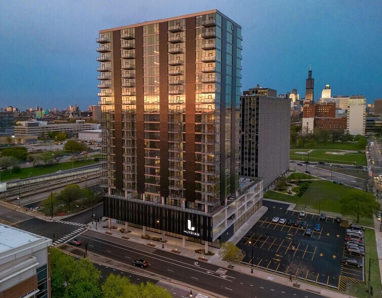 Building Photo - 513 S Damen Ave