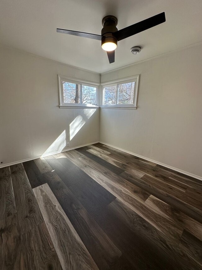 Building Photo - FREE MAY RENT!! Freshly Updated 2 Bedroom ...