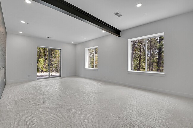 Building Photo - 28229 Juniper Dr