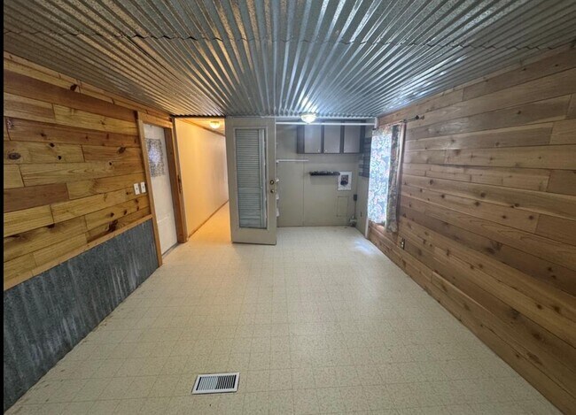 Building Photo - 301 Whitetail Ln