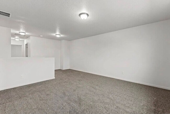 Building Photo - Beautiful Home in the Valley