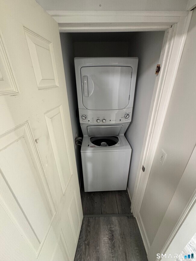 Building Photo - 67 Hanford Ave