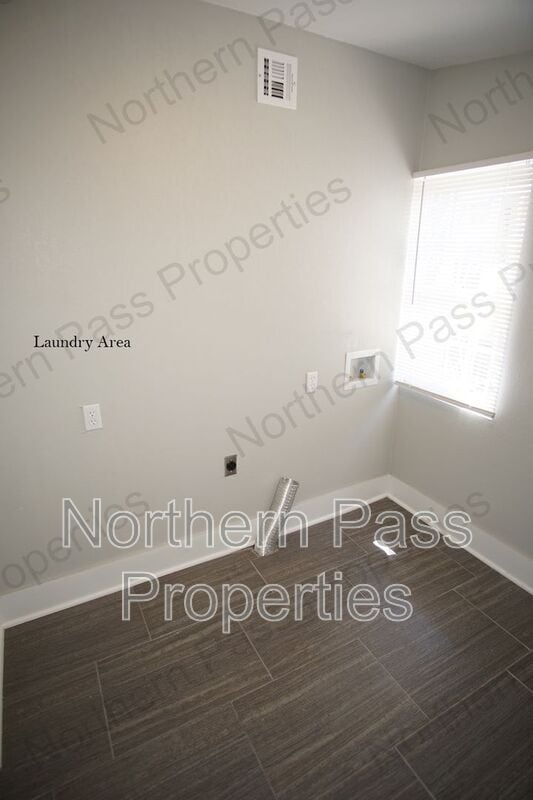 Building Photo - 2114 Tremont Ave