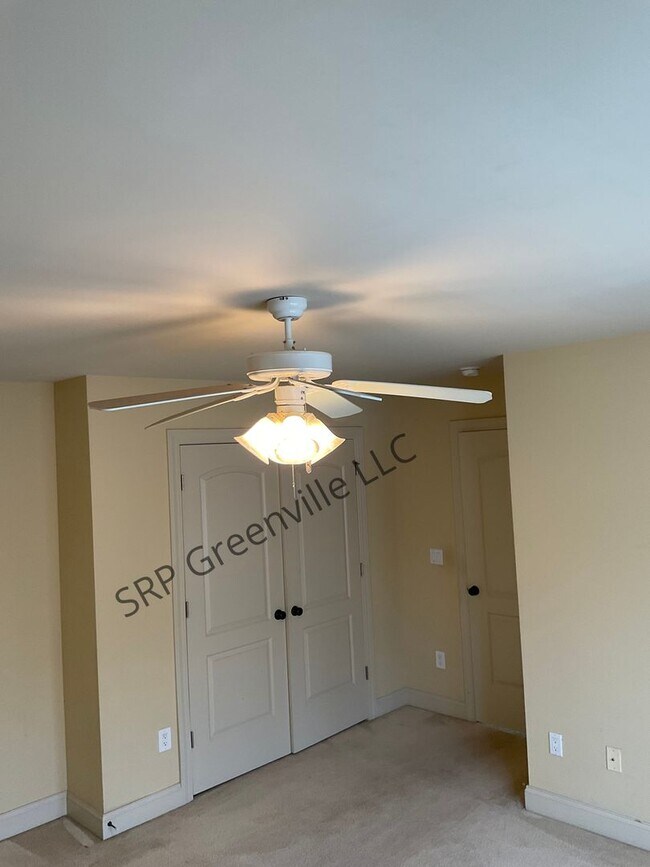 Building Photo - Four Bedroom Brick House for Rent!