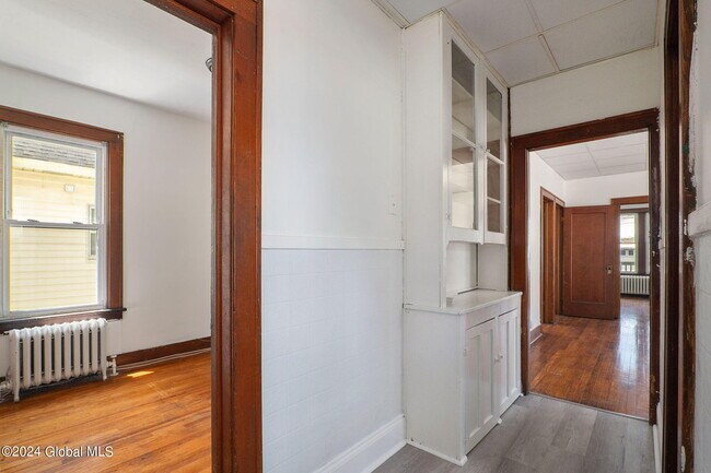 Building Photo - 52 Forest Ave