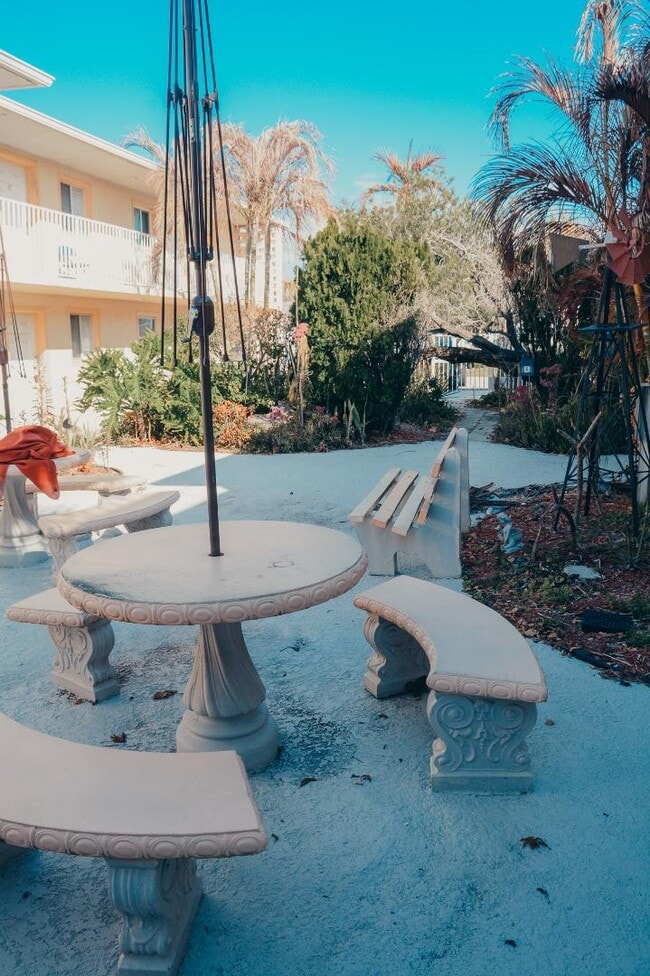 Building Photo - 211 Circle Dr