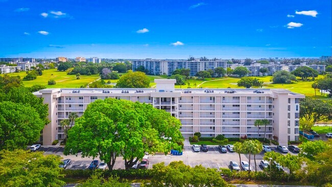 Building Photo - 2901 S Palm Aire Dr