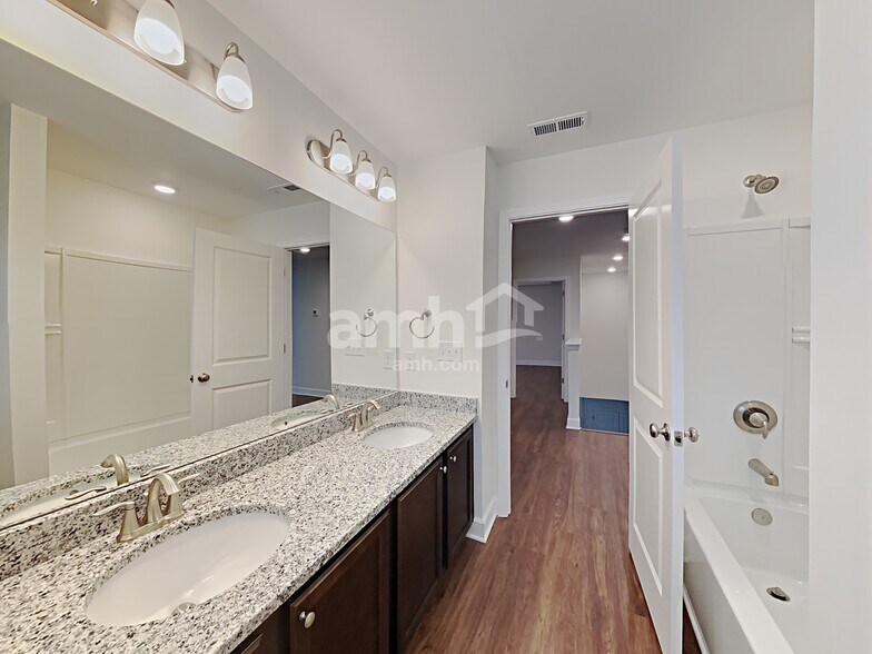 Building Photo - 4507 Tarpon Dr