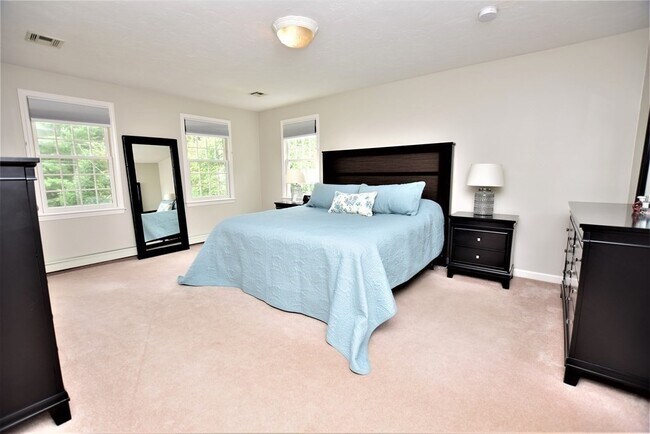 Building Photo - 398 Davis St