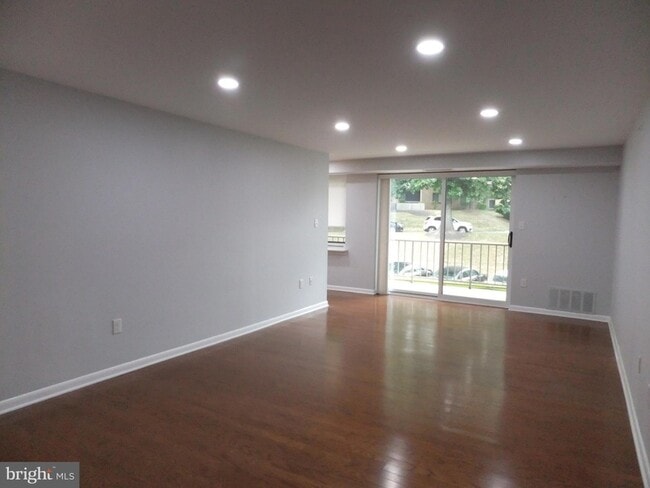 Building Photo - 1637 Oakwood Dr