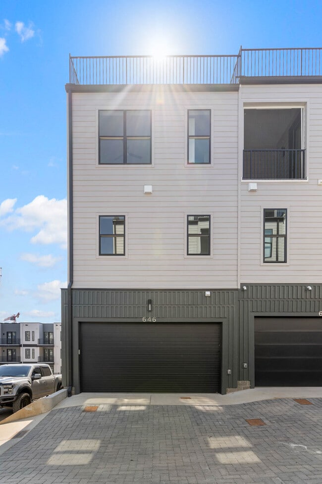 Building Photo - 646 Hamilton Ave