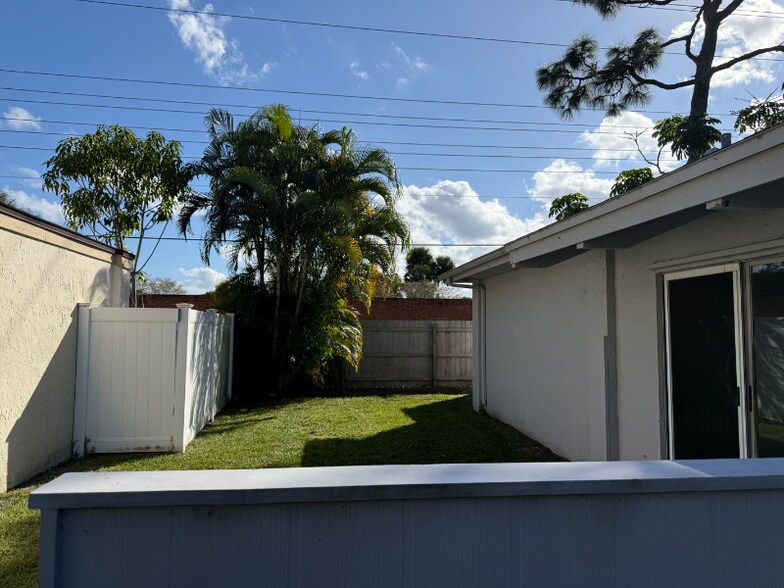 Building Photo - 467 Willow Tree Dr