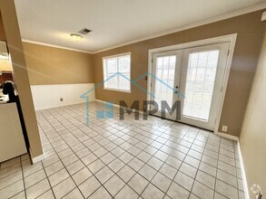 Building Photo - 13 W Elmwood Dr
