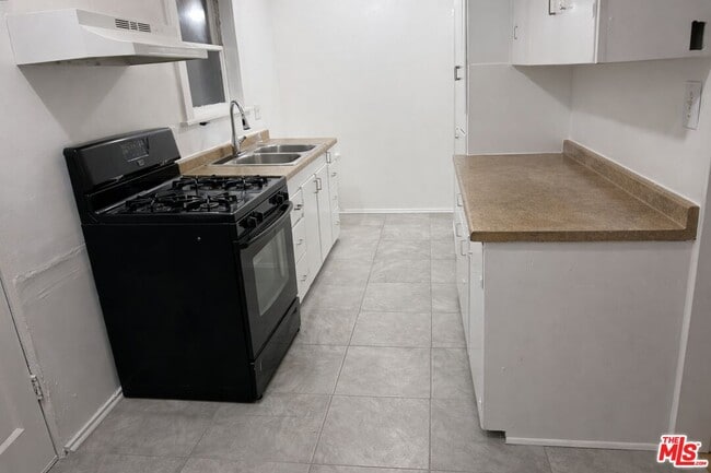 Building Photo - 993 W Hays St