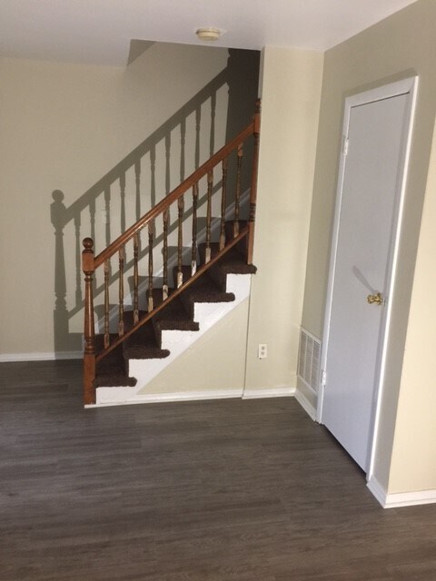 Building Photo - 605 Burlington Ct