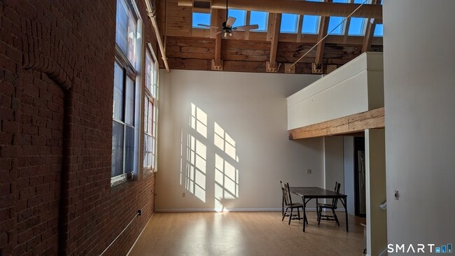 Building Photo - 839 Main St