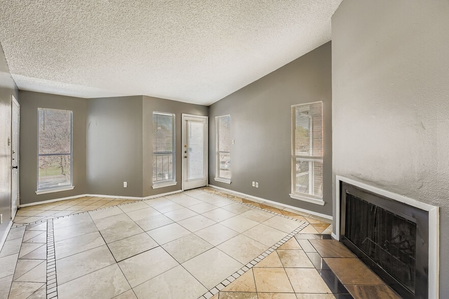 Building Photo - Room in Apartment on West Loop