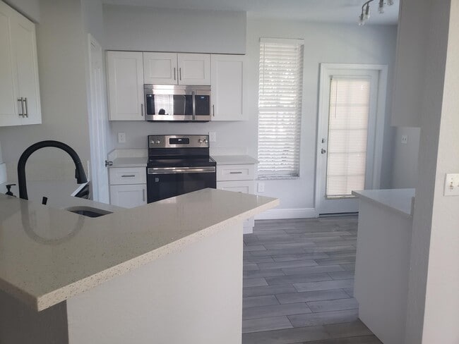 Building Photo - 909 Belmont Pl