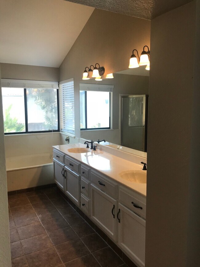 Building Photo - 4 bed & 3 full bathrooms in Tracy!