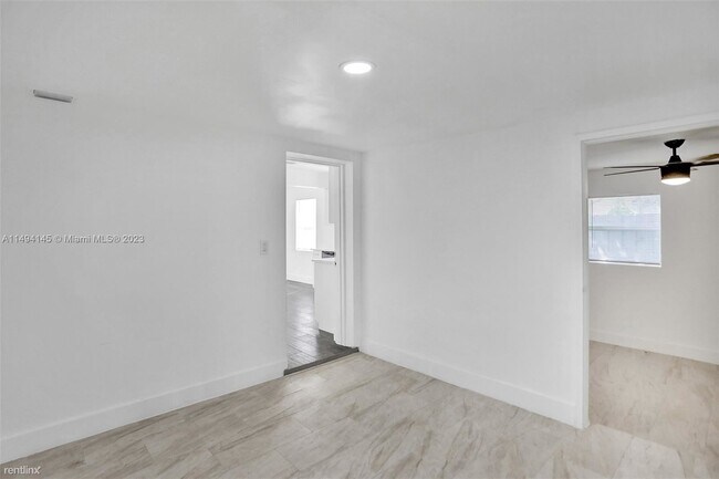 Building Photo - 3 br, 2 bath House - 242 SW 9th St # 1