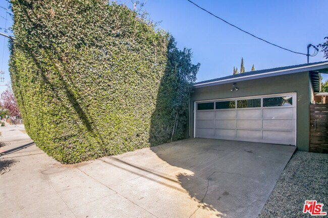 Building Photo - 4088 Redwood Ave