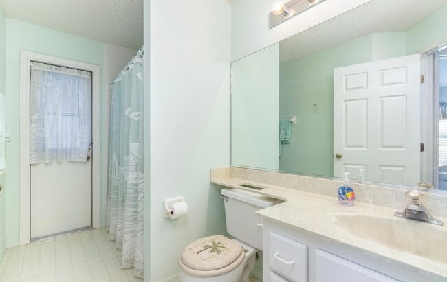 Building Photo - 3 Bedroom available in Daytona Beach