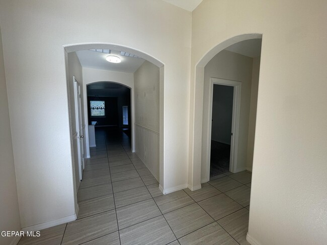 Building Photo - 101 S Manzanita Dr