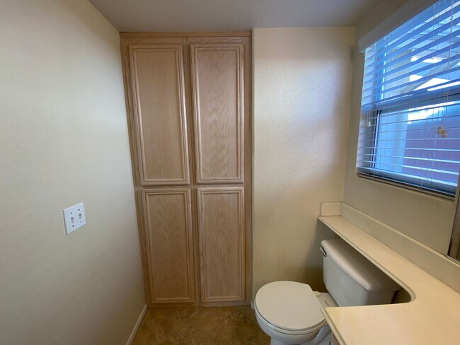 Building Photo - Beautiful Spacious 3BR/2.5BA Located in the Ivey Glenn Community!!