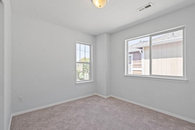 Building Photo - Lovely 3-bdrm/2-bath thin house in Portsmouth. Fenced backyard w/ deck, 1-car garage