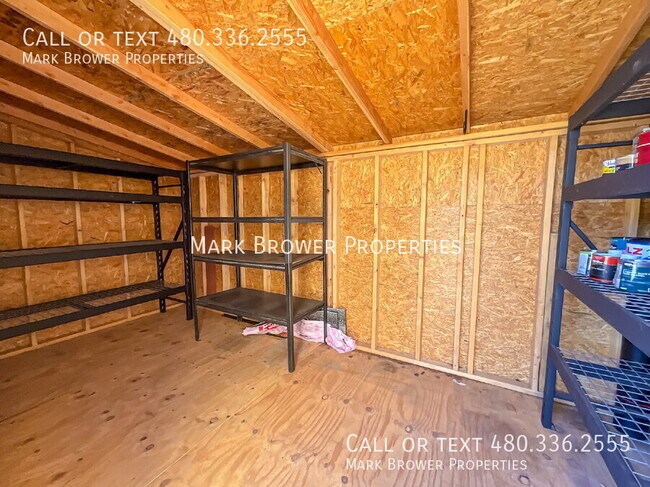 Building Photo - 2241 W Clarendon Ave