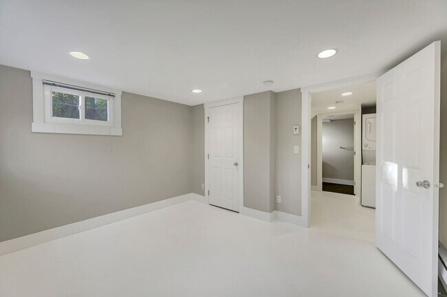 Building Photo - Amazing 4bed/2bath Duplex Close to Seattle University!