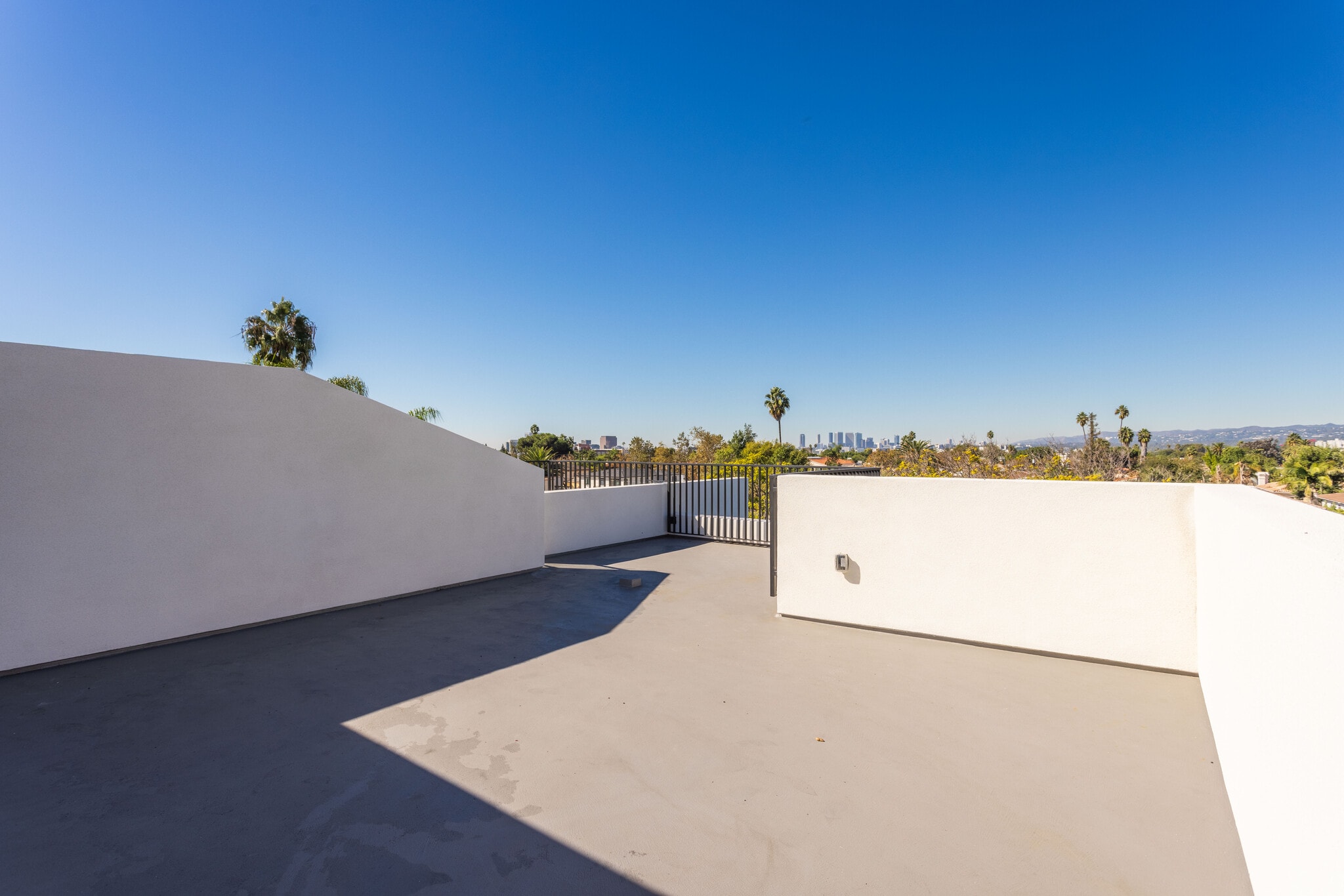 Building Photo - 456 N Poinsettia Pl