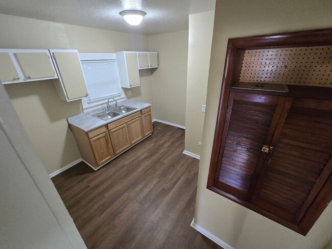 Building Photo - 2 Bedroom House