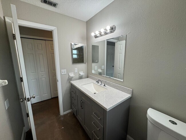 Building Photo - Lovely 3 Bedroom, 2 Bathroom Home in the Heart of Deltona!!
