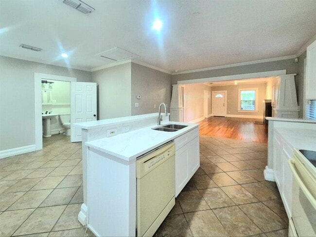 Building Photo - 314 E Park Ave