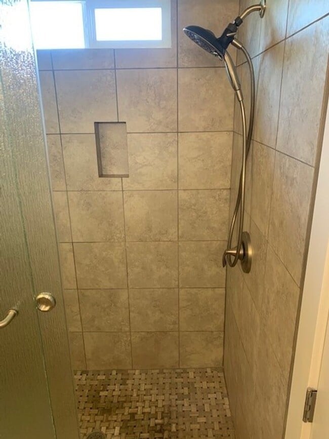 Building Photo - 3 Bed/2.5 Bath Single Family Home in NE Bend