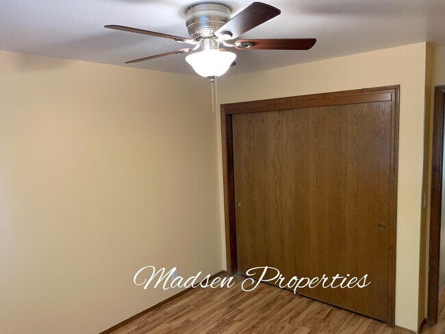 Building Photo - 9 Glenoak Ct