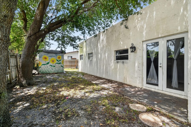 Building Photo - 1005 Selkirk St