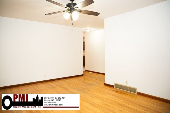 Building Photo - 3 Bedroom and 1.5 bathroom House for rent