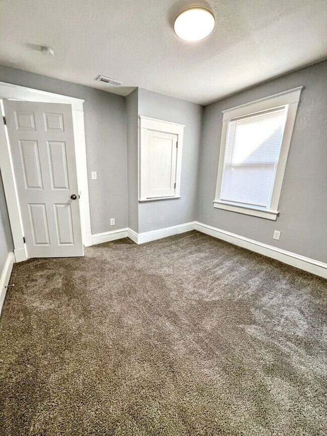 Building Photo - Spacious & Charming 5-Bedroom Home with Mo...