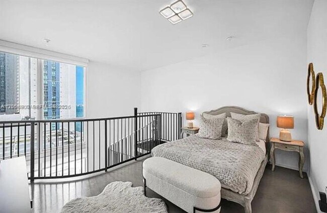 Building Photo - 300 S Biscayne Blvd
