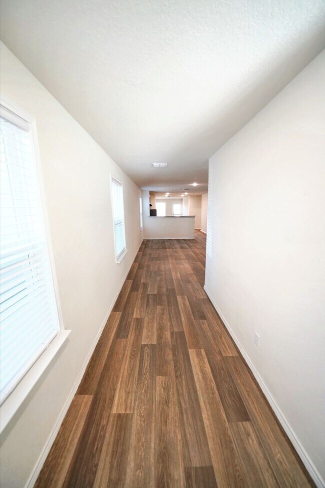 Building Photo - Stylish Move-In Ready Home in Rosillo Ranch, San Antonio, TX - Realtor Commission: $400